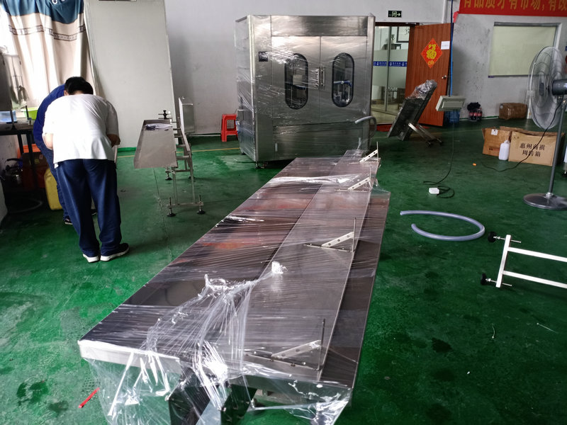 自動(dòng)液體灌裝機(jī)與市場(chǎng)同步走，滿足快捷式出產(chǎn)