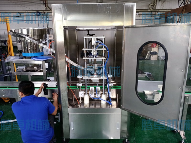 自動灌裝旋蓋機(jī) 自動灌裝旋蓋機(jī)